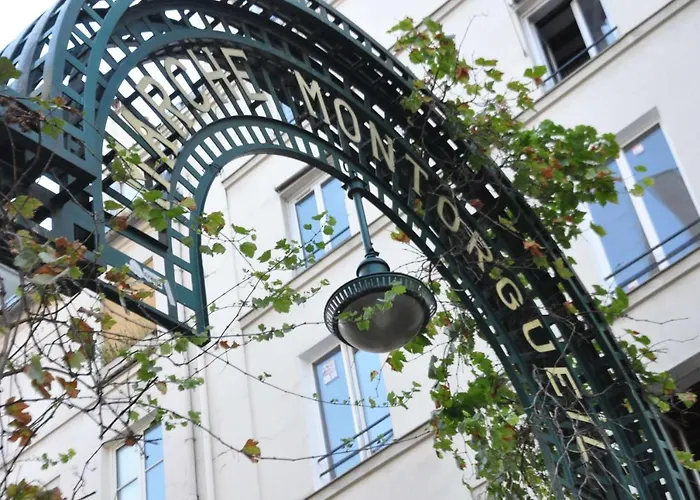 Splendid 3 Bdrs Flat In A Prime Location Of * Paris